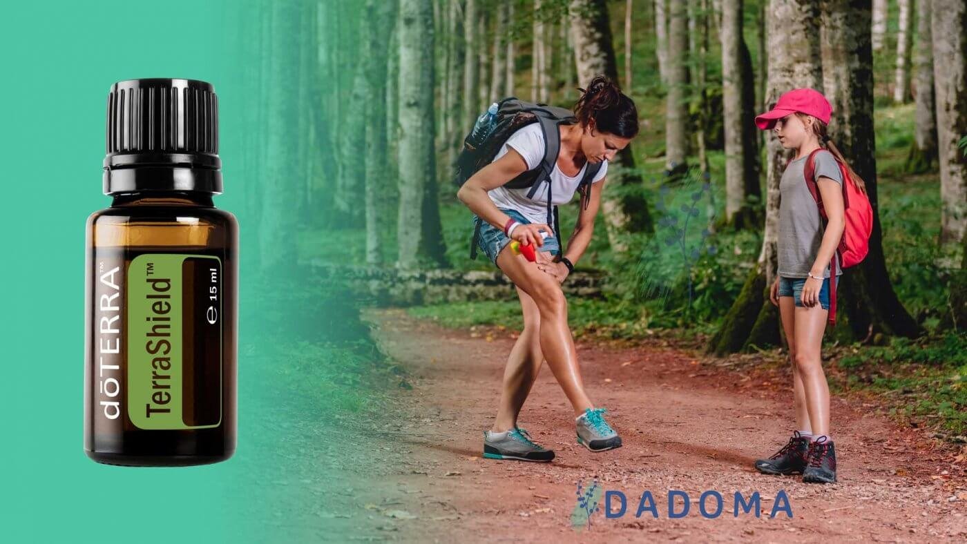 Ako sa chrániť pred komármi a otravným hmyzom šetrným prírodným spôsobom? 1 Terrashield doterra repelent flasticka zena a dievca v lese